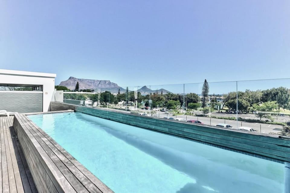 Sea and Sun-Table Mountain views Wifi Parking! Apartment in Cape Town