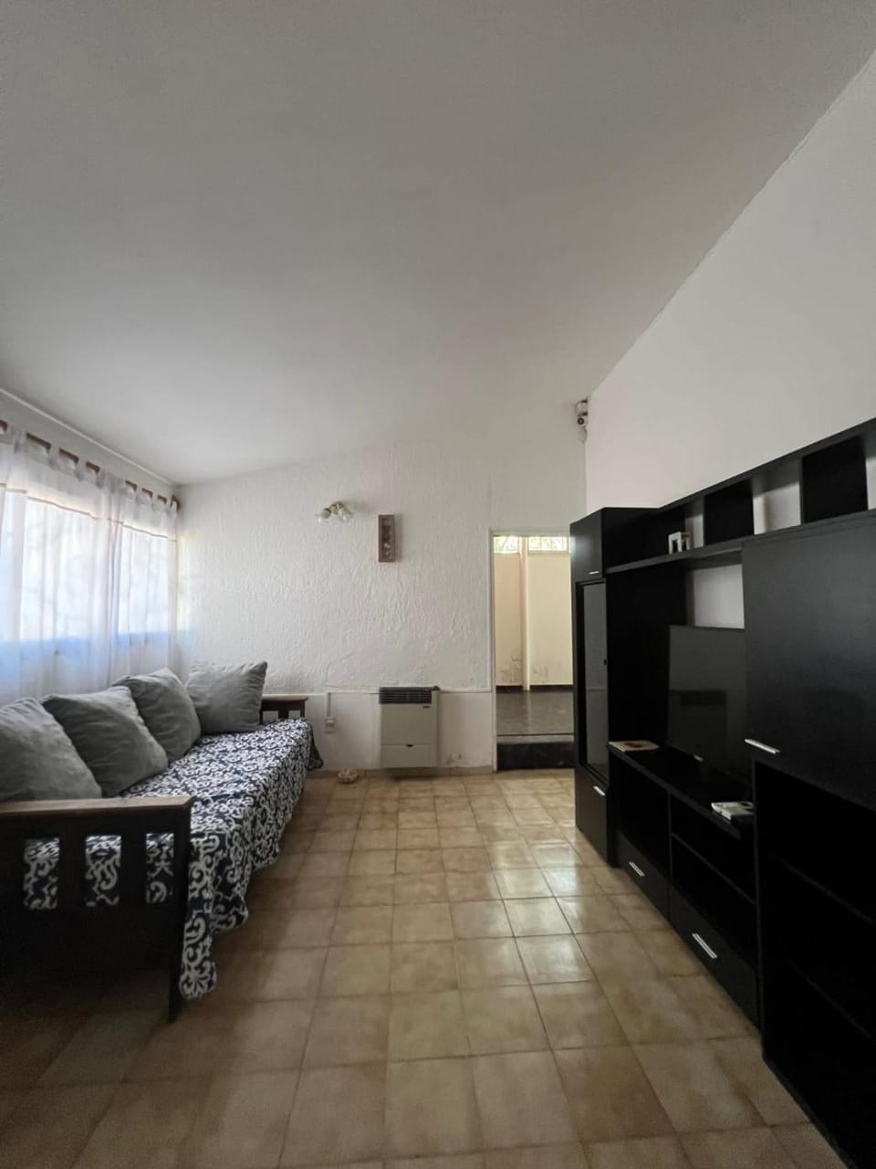 Communal lounge/ TV room, Bed, TV and multimedia, Living room, Seating area, Evening entertainment, air conditioner