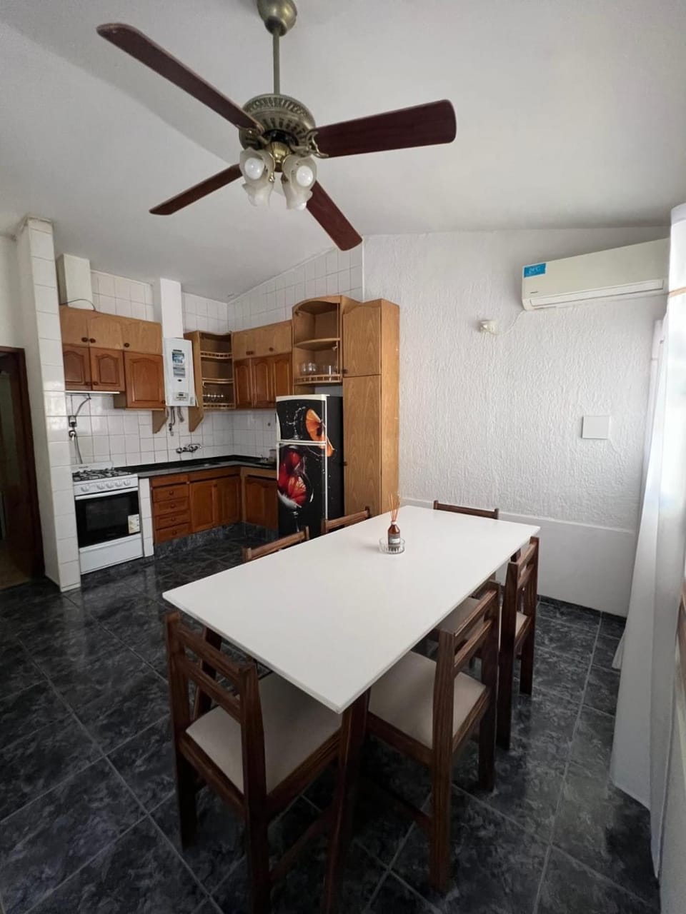 Kitchen or kitchenette, Dining area, oven