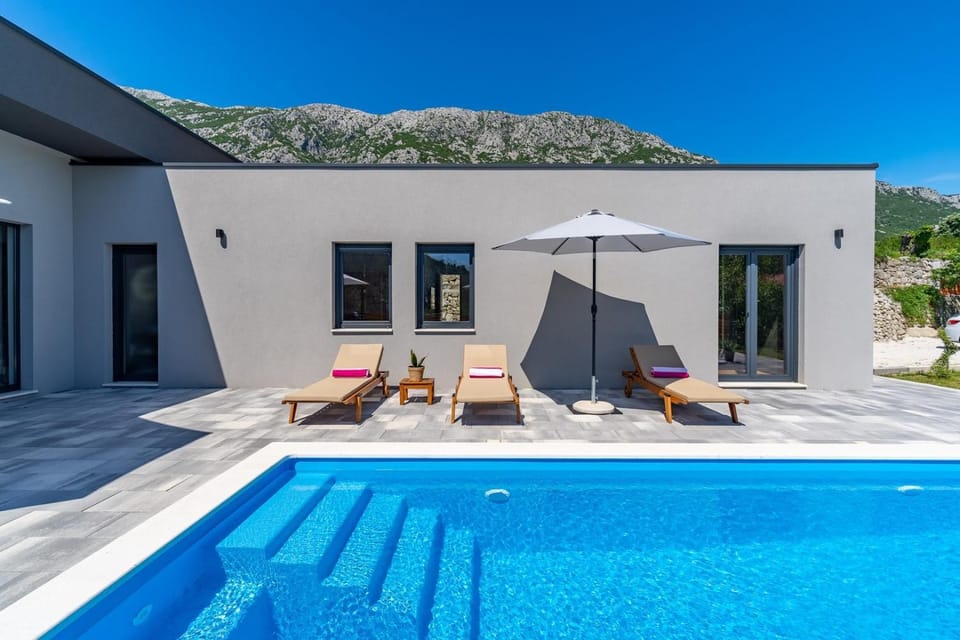 Villa Mir with private pool, 3 bedrooms, 7km from sandy beach Villa in Split-Dalmatia County