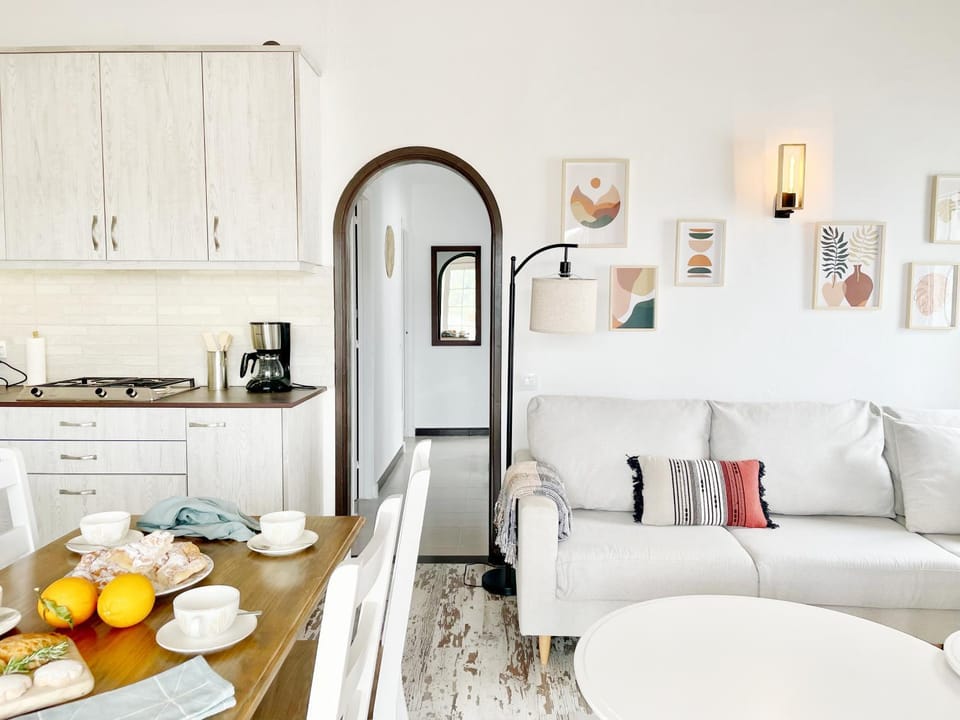Kitchen or kitchenette, Living room, Food and drinks, Photo of the whole room, Seating area, Food, stove