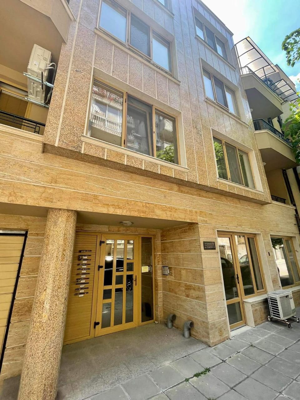 Facade/entrance