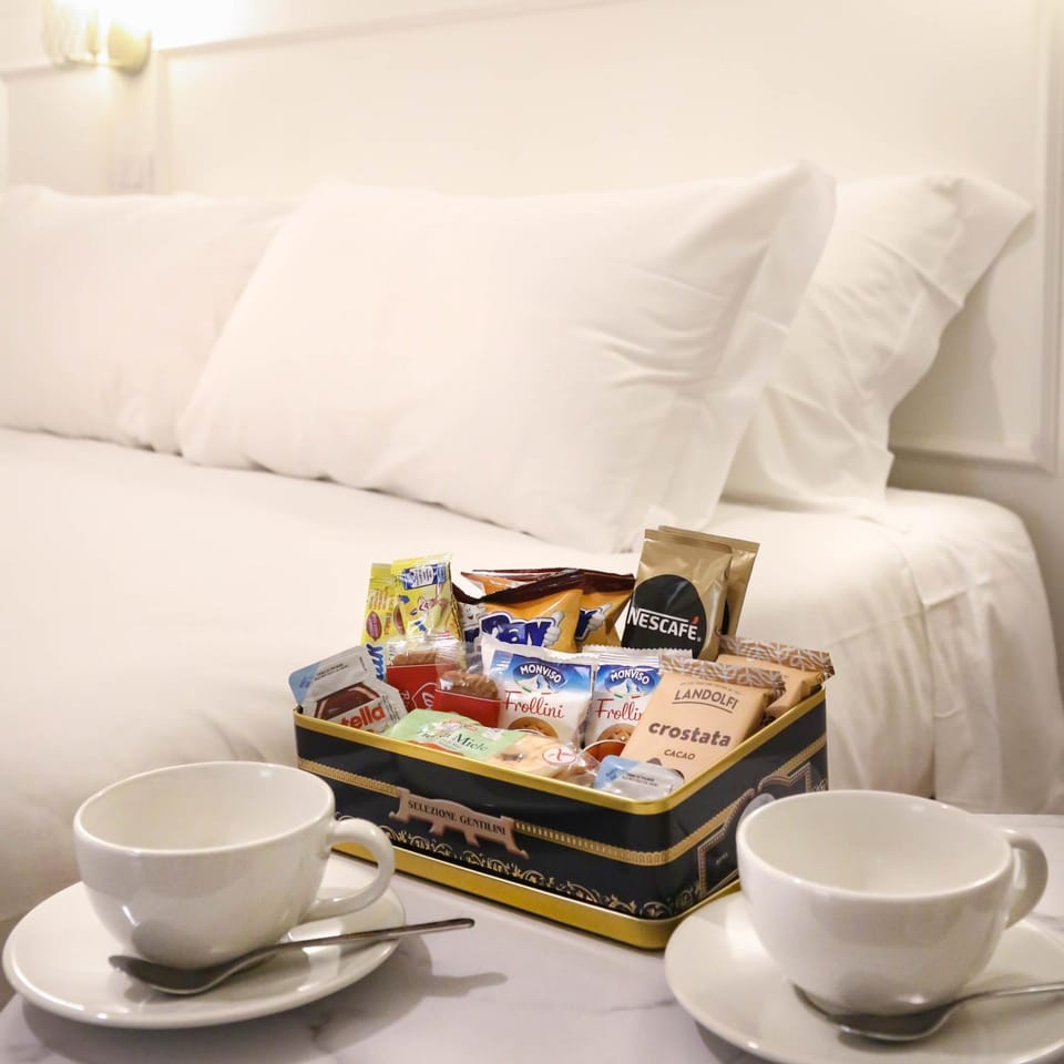 Coffee/tea facilities, Food and drinks, Food