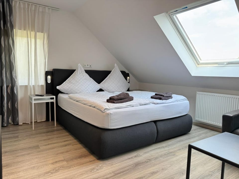 Bed, Photo of the whole room, Bedroom, towels