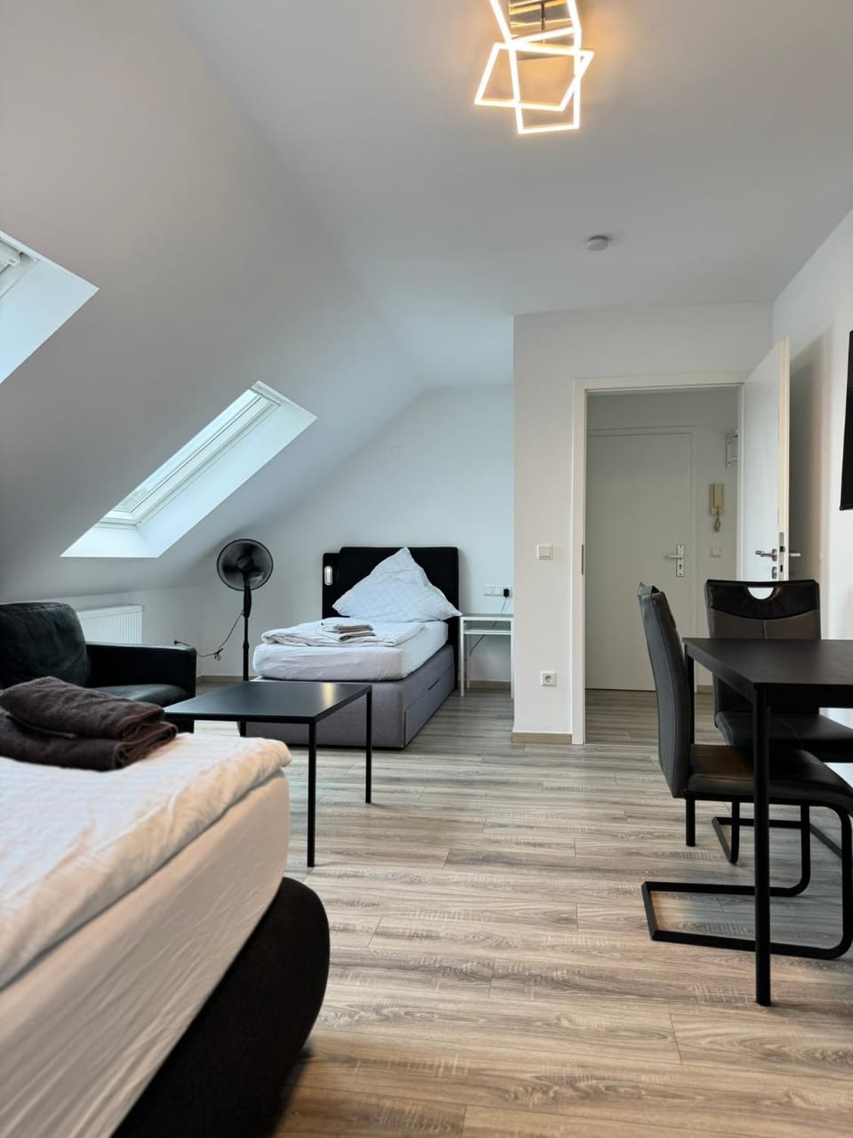 Bed, TV and multimedia, Photo of the whole room, Seating area, Dining area, Bedroom