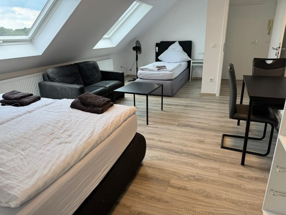 Property building, Bed, TV and multimedia, Photo of the whole room, Seating area, Bedroom, towels