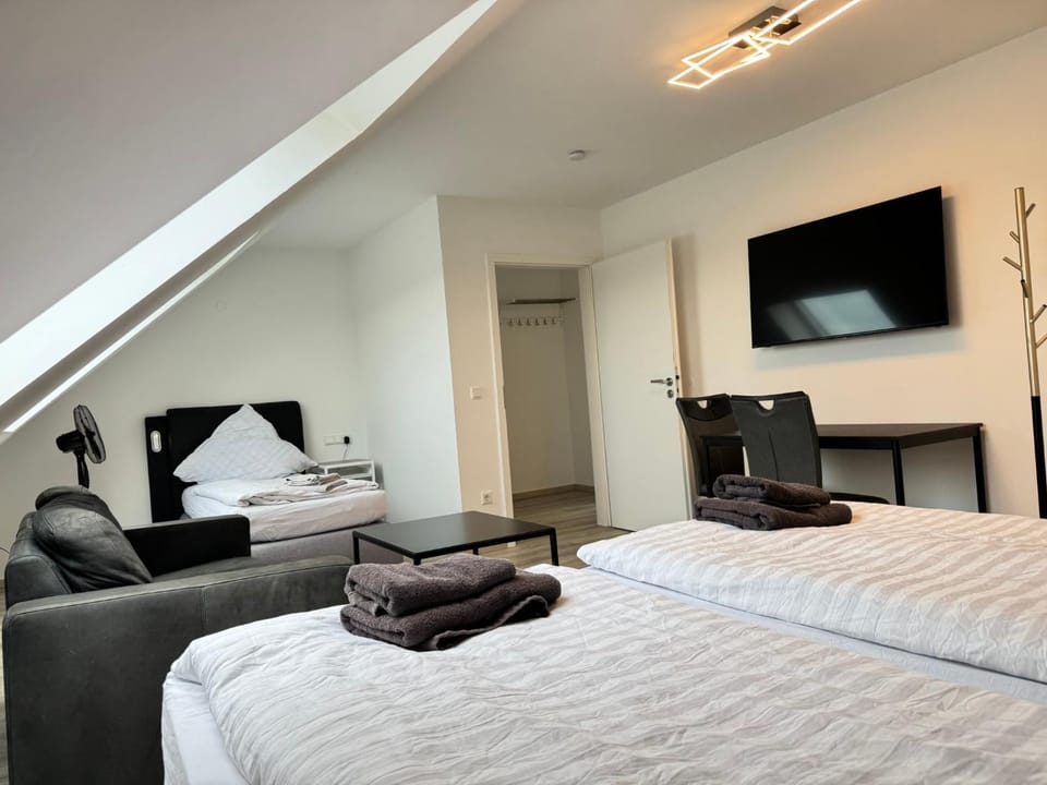 Communal lounge/ TV room, Bed, TV and multimedia, Photo of the whole room, Seating area, Bedroom, towels
