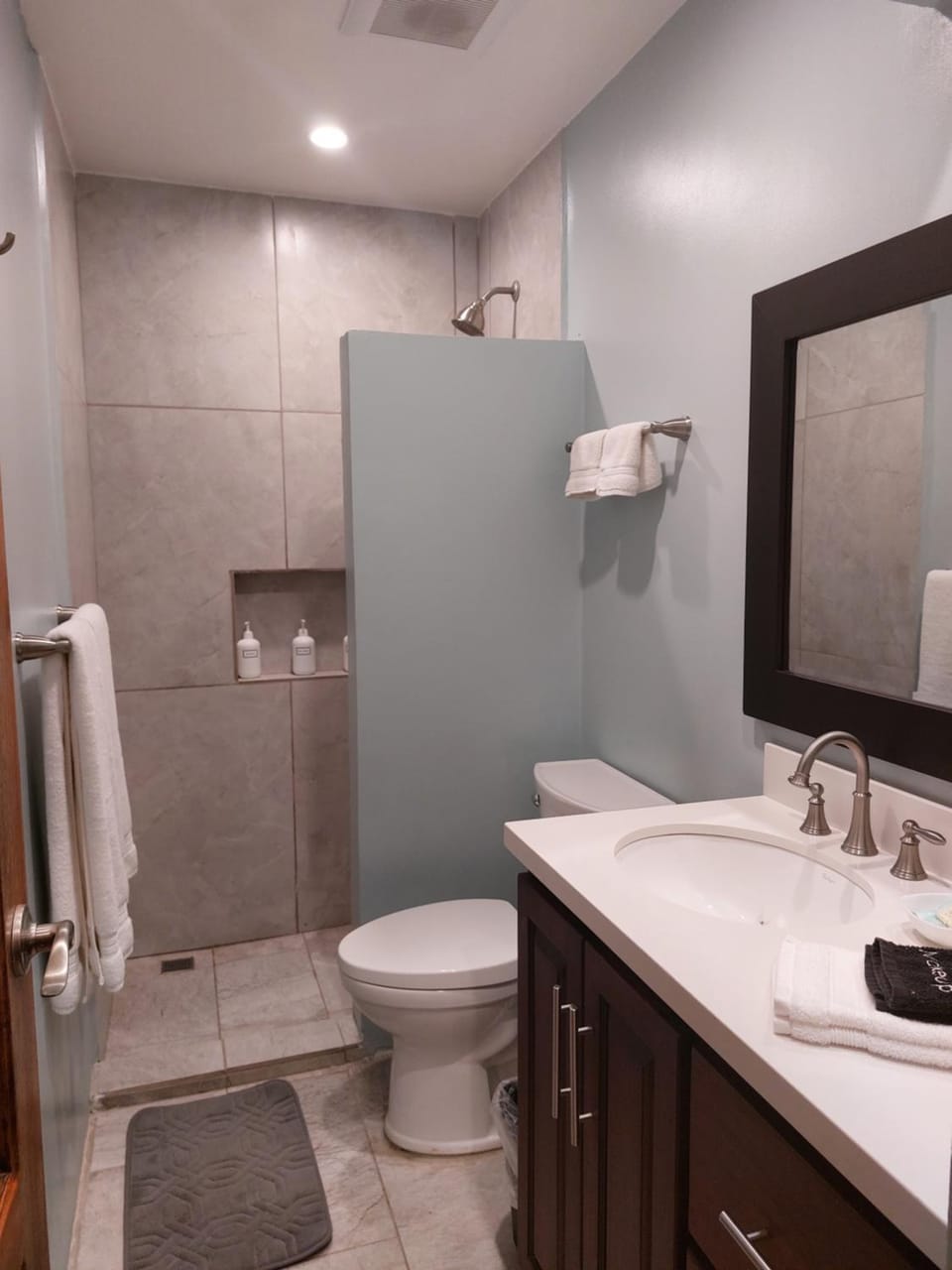 Shower, Toilet, Bathroom, towels