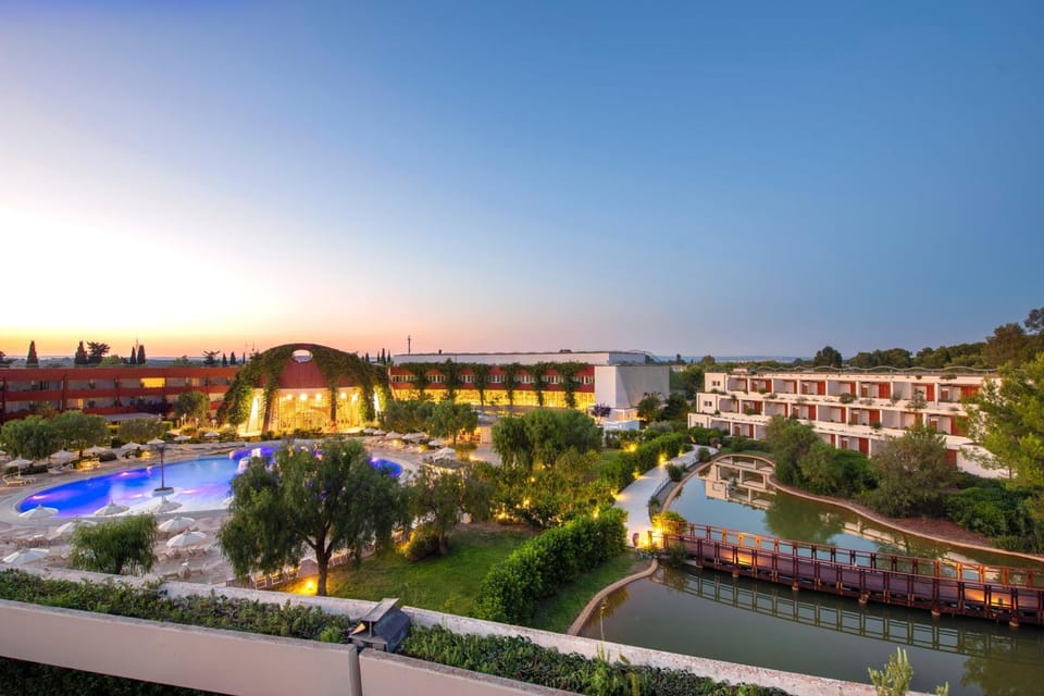 Property building, Restaurant/places to eat, Pool view, Swimming pool