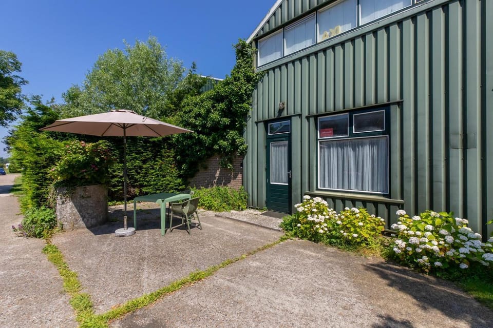Welcome in - Studio met gezamenlijke tuin en speelweide I Kon Emmaweg 6, Vrouwenpolder Apartment in Vrouwenpolder