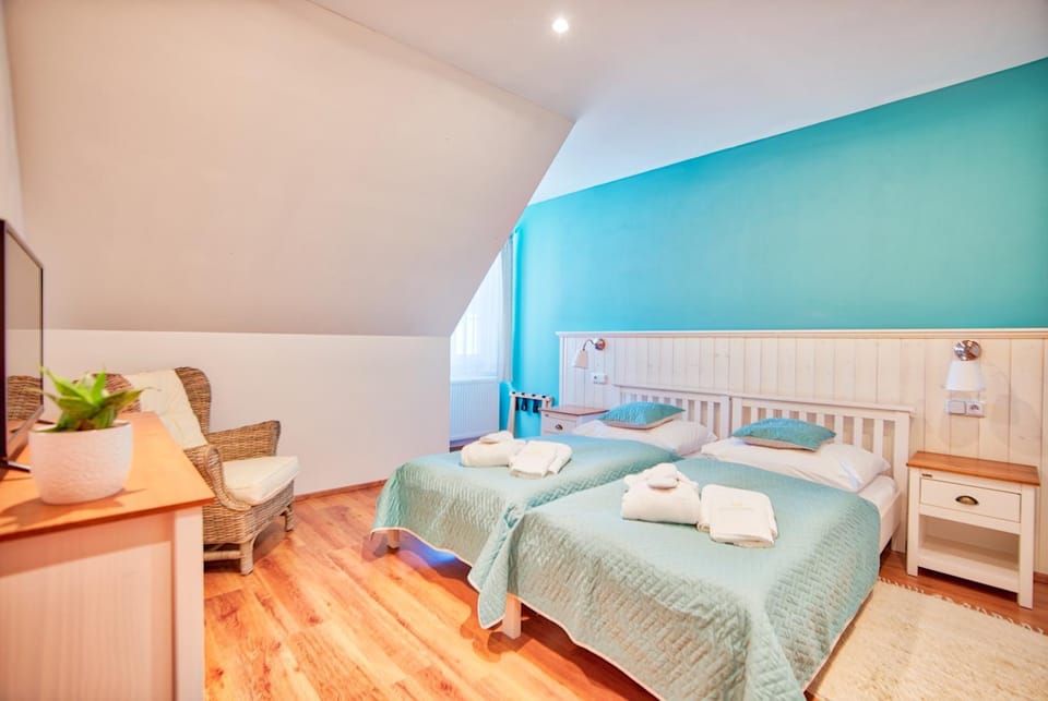 TV and multimedia, Photo of the whole room, Bedroom