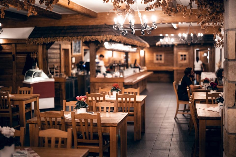 Restaurant/places to eat, Restaurant/places to eat, People, Lounge or bar, Seating area, group of guests