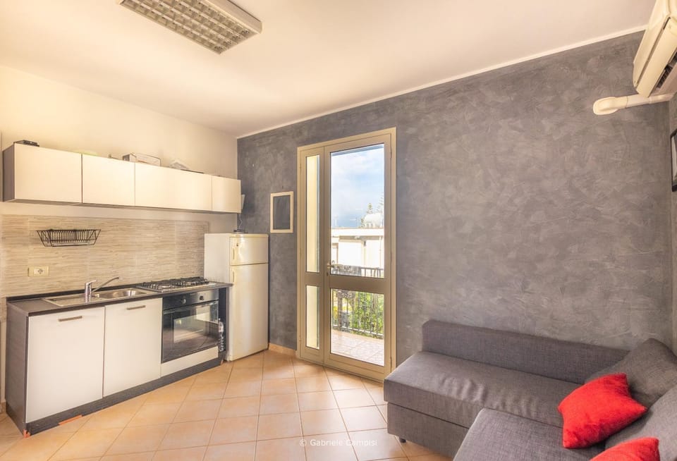 Kitchen or kitchenette, Living room, Seating area, Communal kitchen