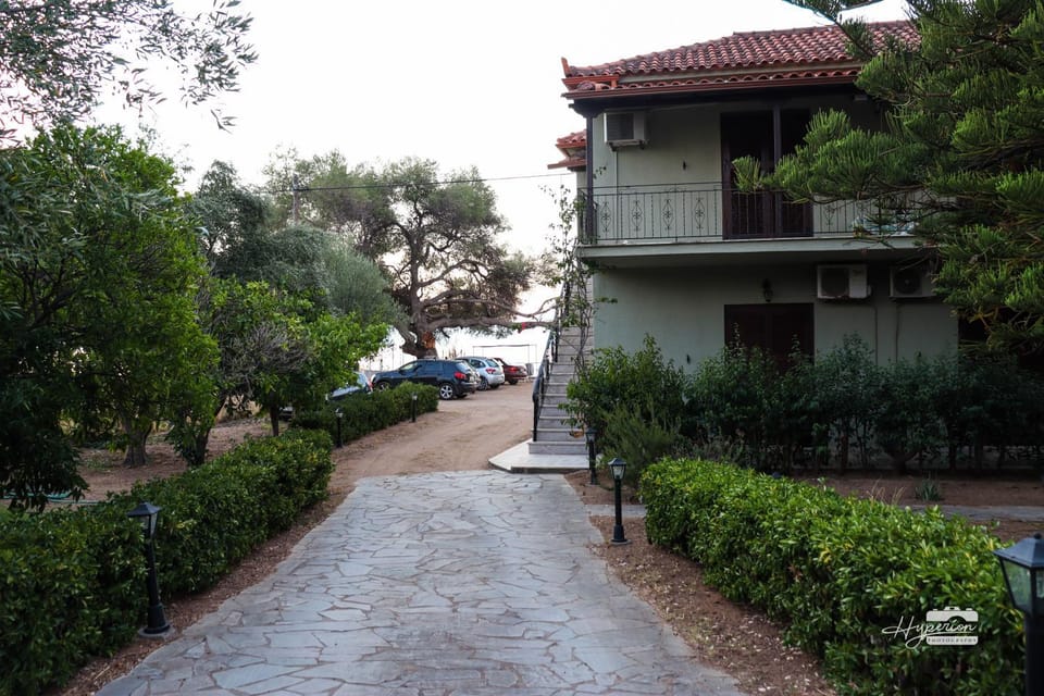 Property building, Facade/entrance, Garden, Balcony/Terrace, Parking