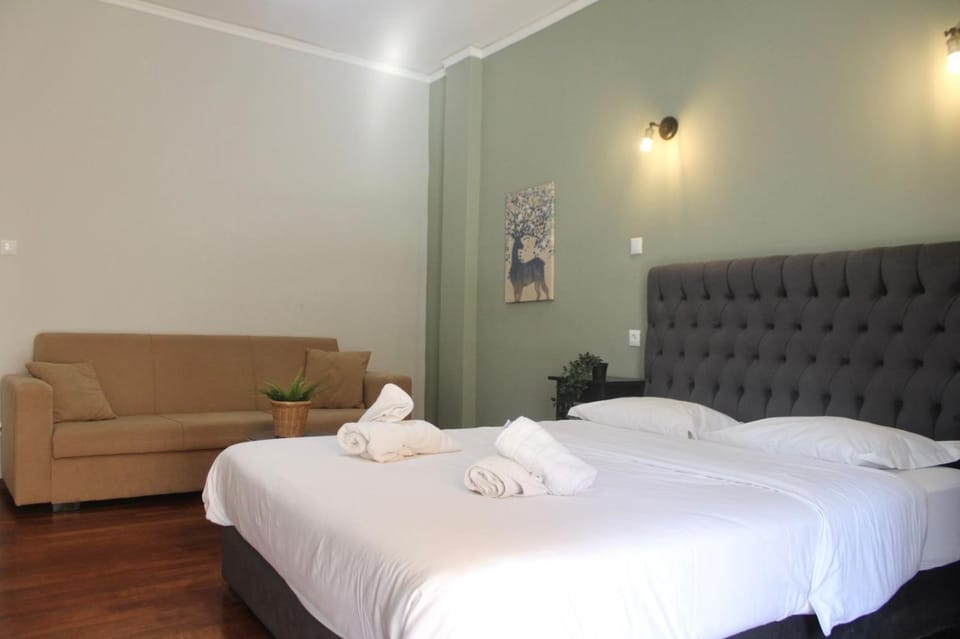 Bed, Living room, Photo of the whole room, Seating area, Bedroom, towels