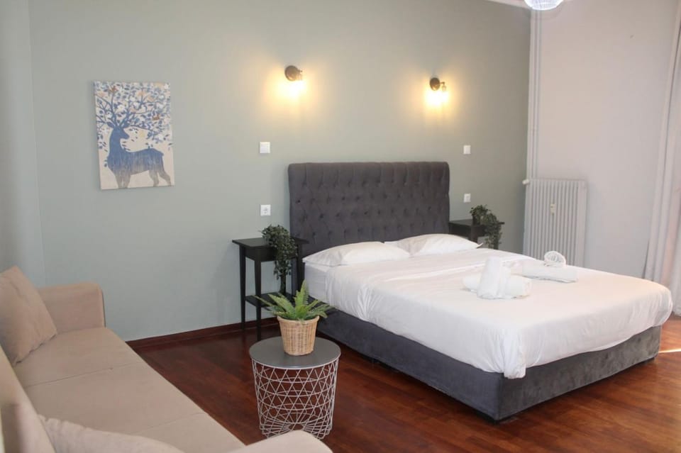 Bed, Living room, Photo of the whole room, Seating area, Bedroom, towels