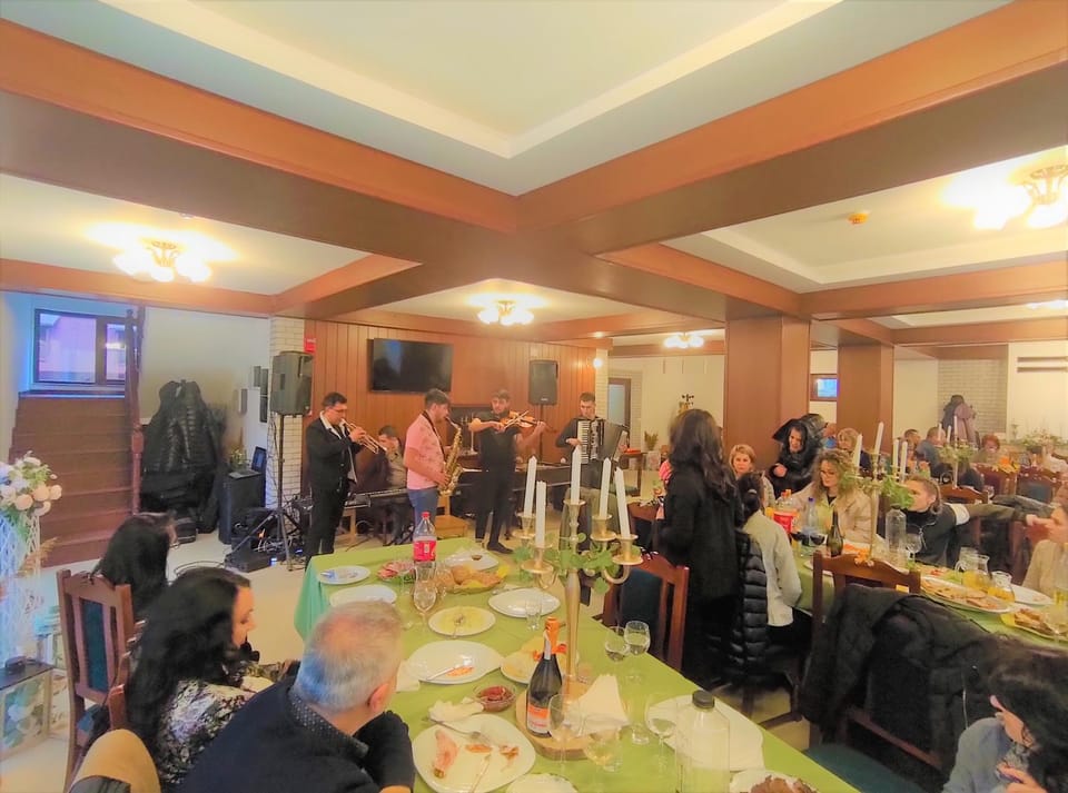 Restaurant/places to eat, People, Banquet/Function facilities, group of guests