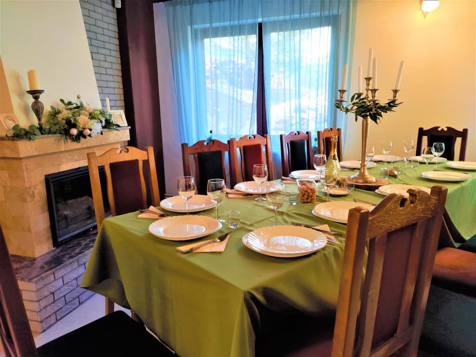 Restaurant/places to eat, Banquet/Function facilities, Dining area