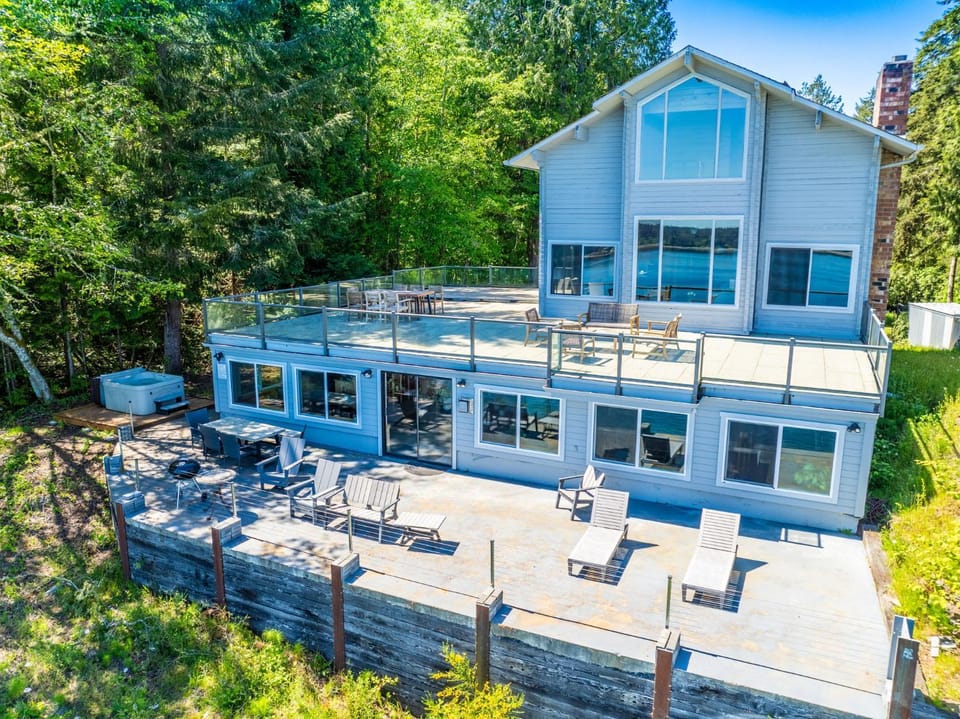Oceanfront Retreat, Mount Rainier, King bed, Games House in Puget Sound