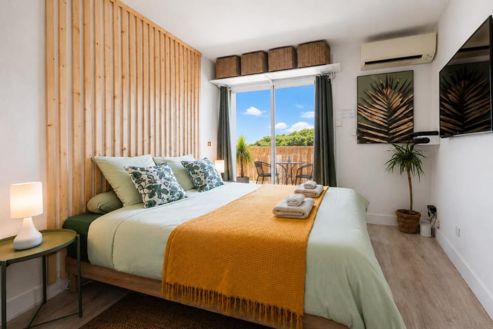 Patio, Bed, TV and multimedia, Bedroom, City view