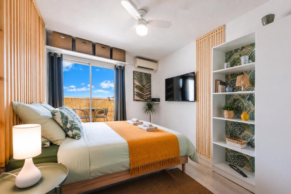 Bed, TV and multimedia, Photo of the whole room, Bedroom, wardrobe