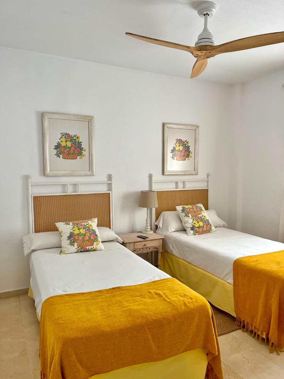 Bed, Photo of the whole room, fireplace