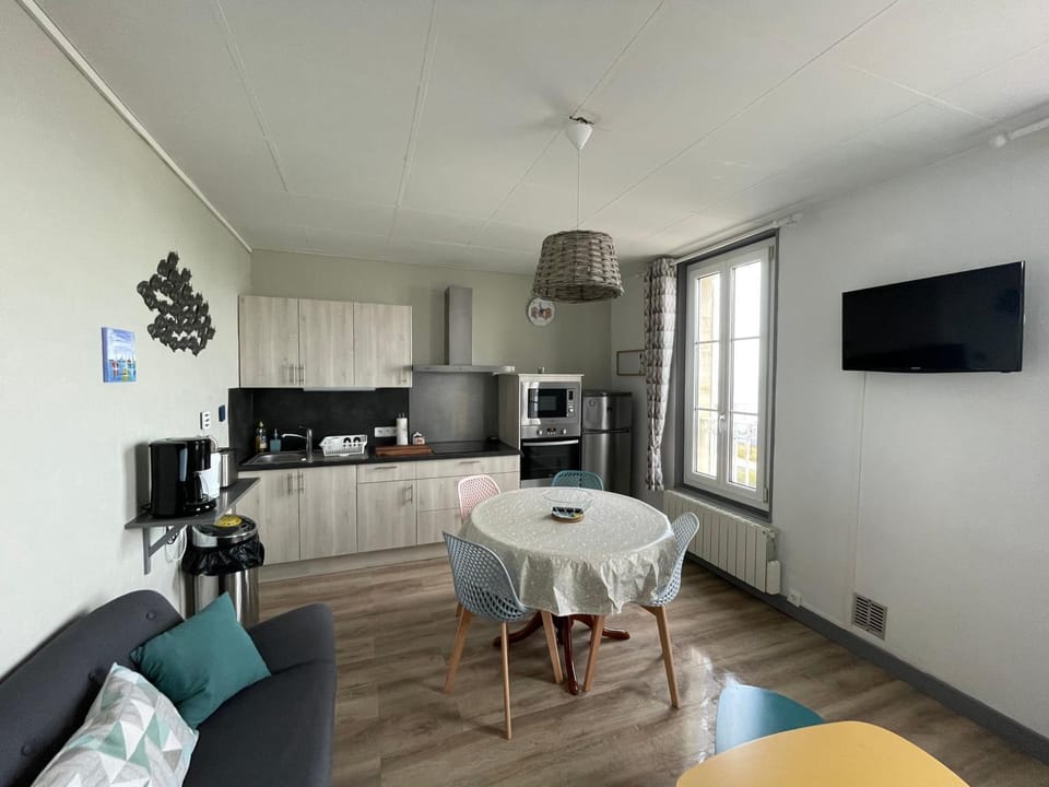 Coffee/tea facilities, Kitchen or kitchenette, Dining area, stove, toaster