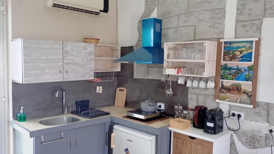 Coffee/tea facilities, Kitchen or kitchenette, stove