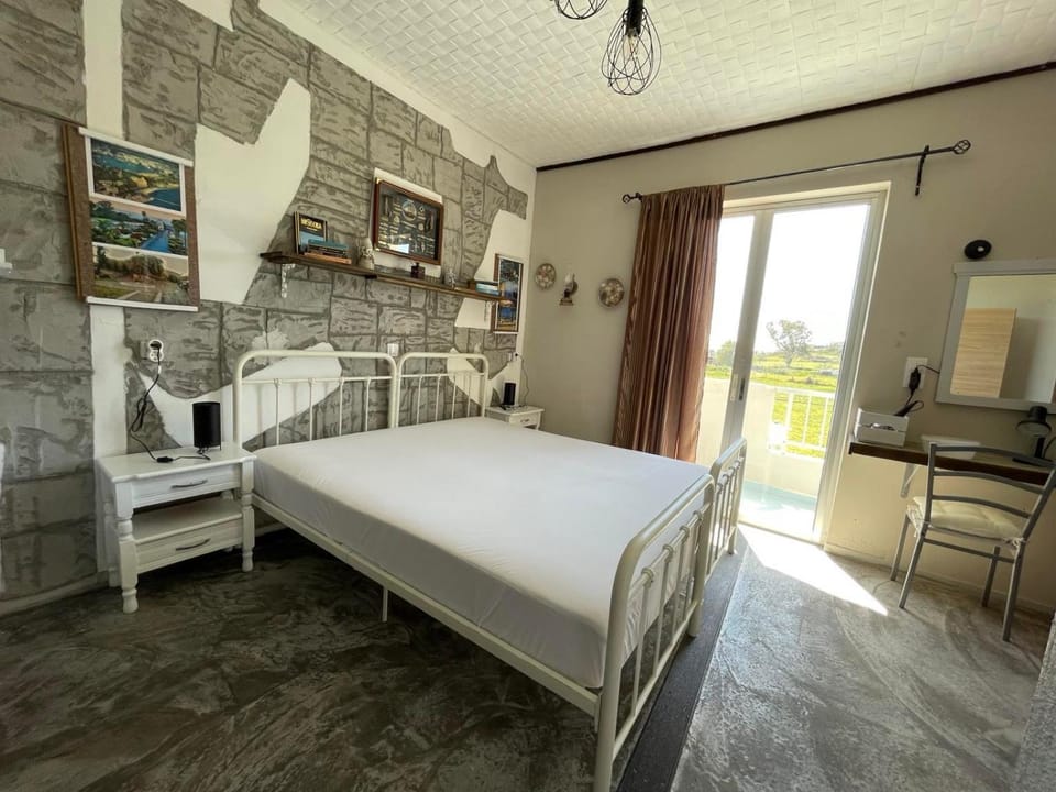 Bed, Photo of the whole room, Decorative detail, Bedroom, Area and facilities, hair dresser