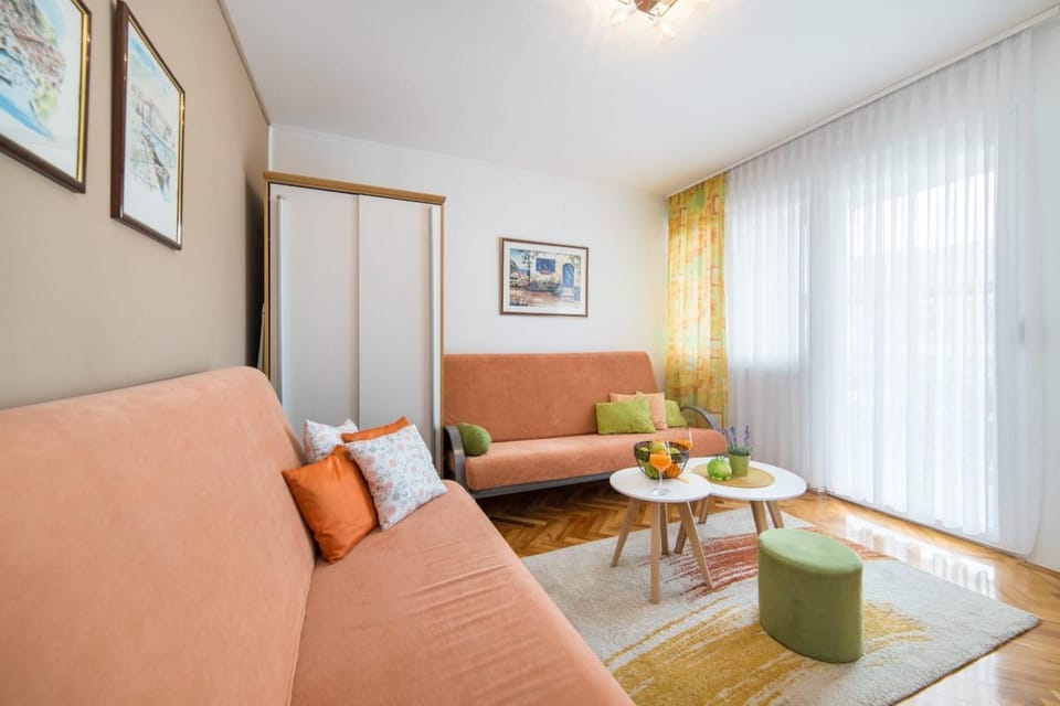 Apartment Orange Oasis Apartment in Makarska