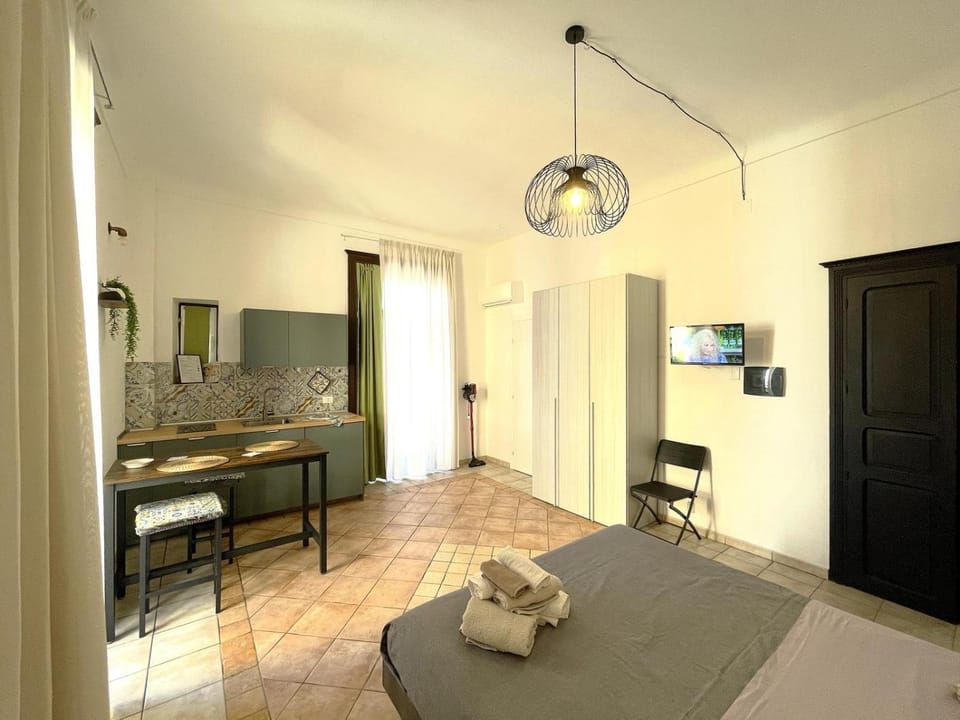 Bed, Kitchen or kitchenette, Photo of the whole room, Dining area, Bedroom