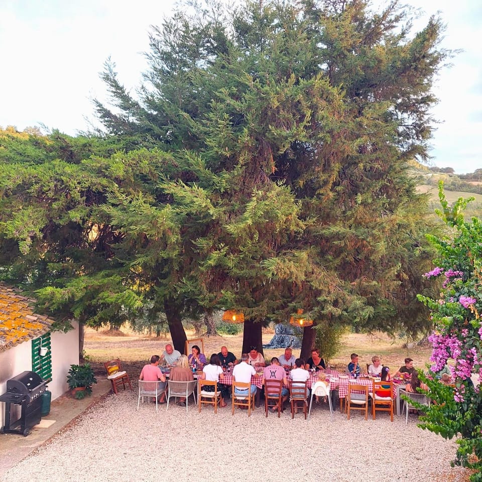 Property building, Restaurant/places to eat, People, Natural landscape, Garden, Food and drinks, Garden view, group of guests