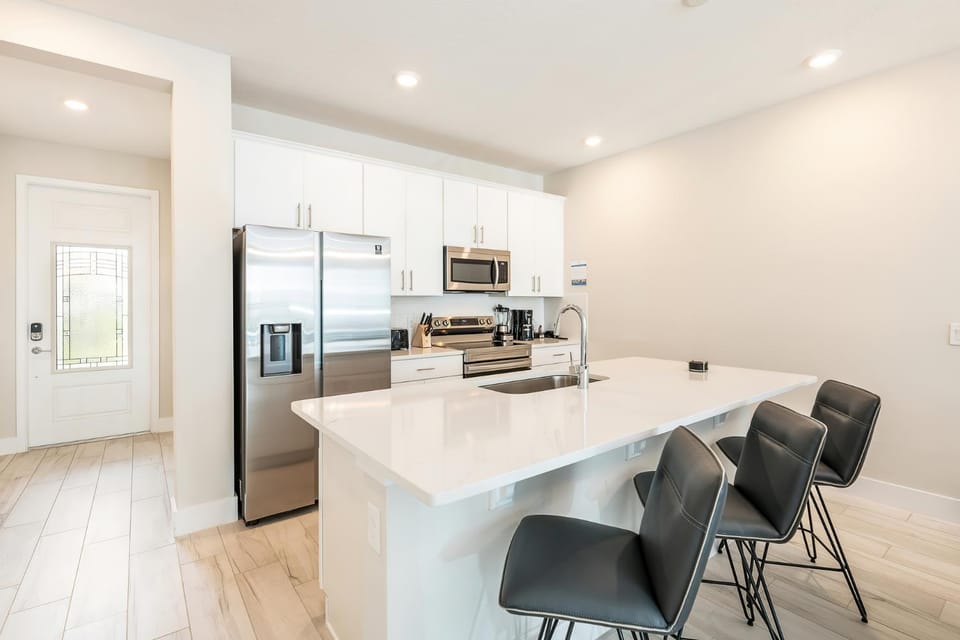 Kitchen or kitchenette, Seating area, stove