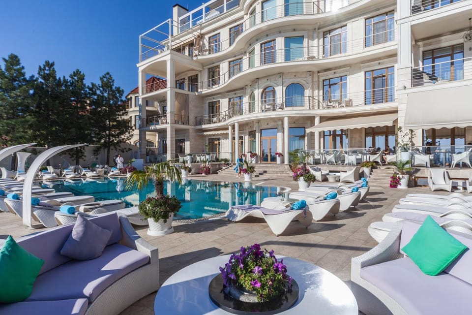 Property building, Communal lounge/ TV room, Pool view, Swimming pool, sunbed