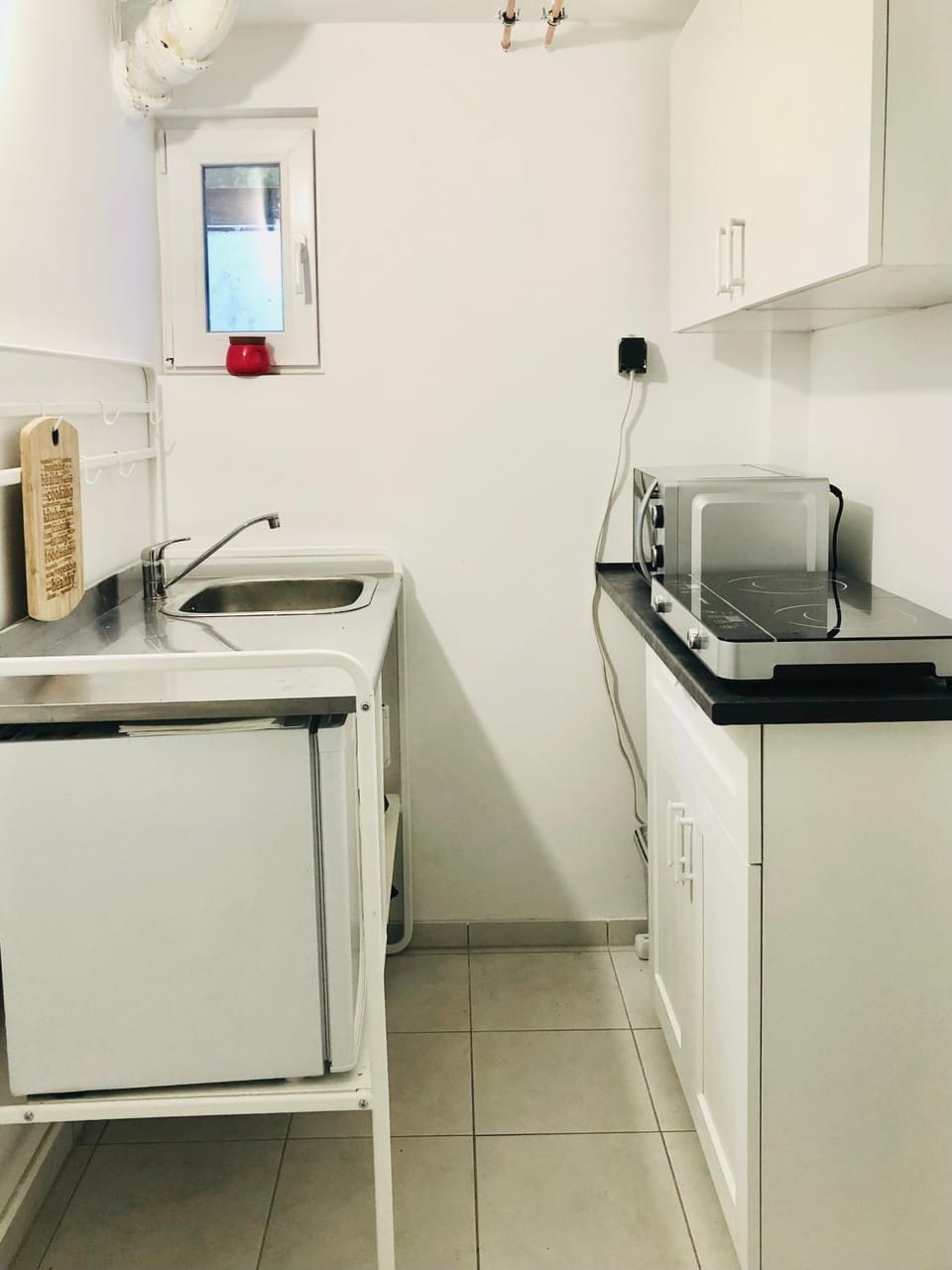 Kitchen or kitchenette, minibar, stove
