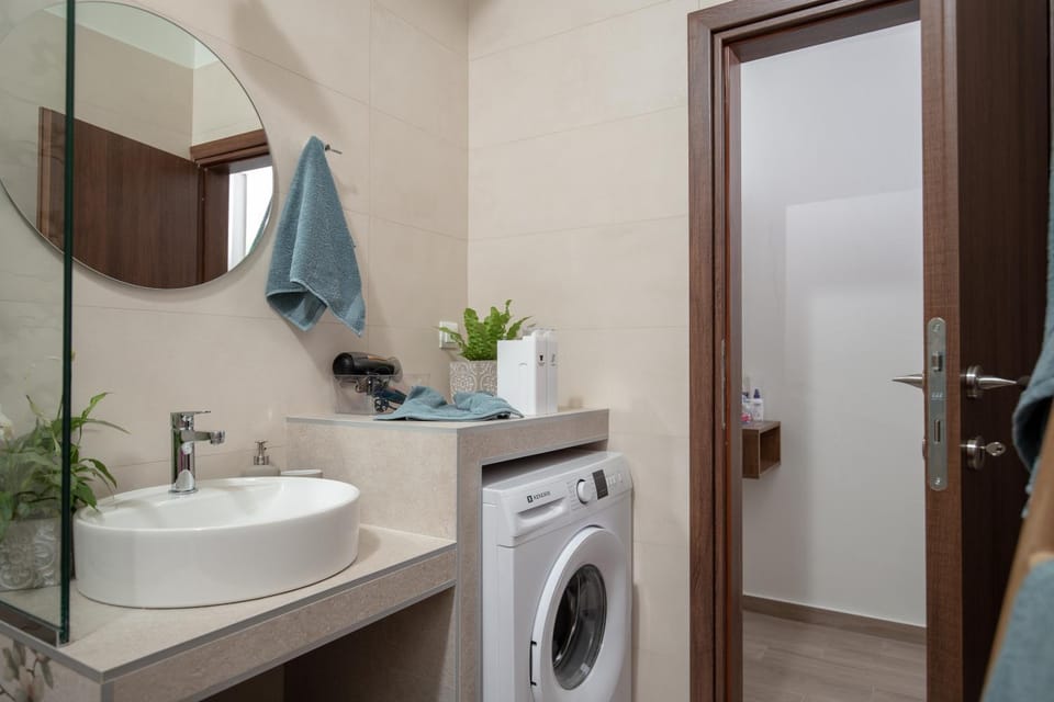 Bathroom, towels, washing machine