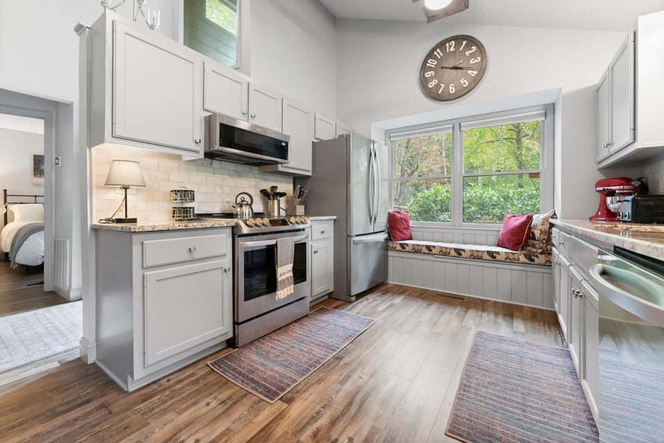 Kitchen or kitchenette, Seating area, Garden view