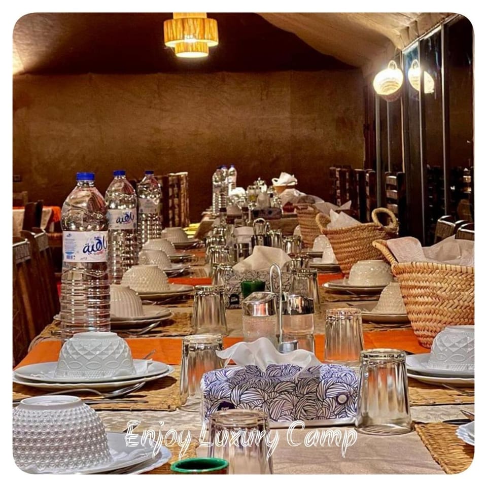 Property building, Restaurant/places to eat, Living room, Food and drinks, Banquet/Function facilities, Seating area, Food, Drinks