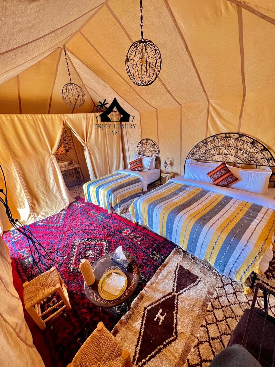 Bed, Living room, Photo of the whole room, Seating area, Bedroom