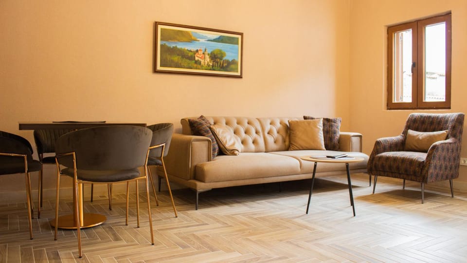 Seating area, Dining area