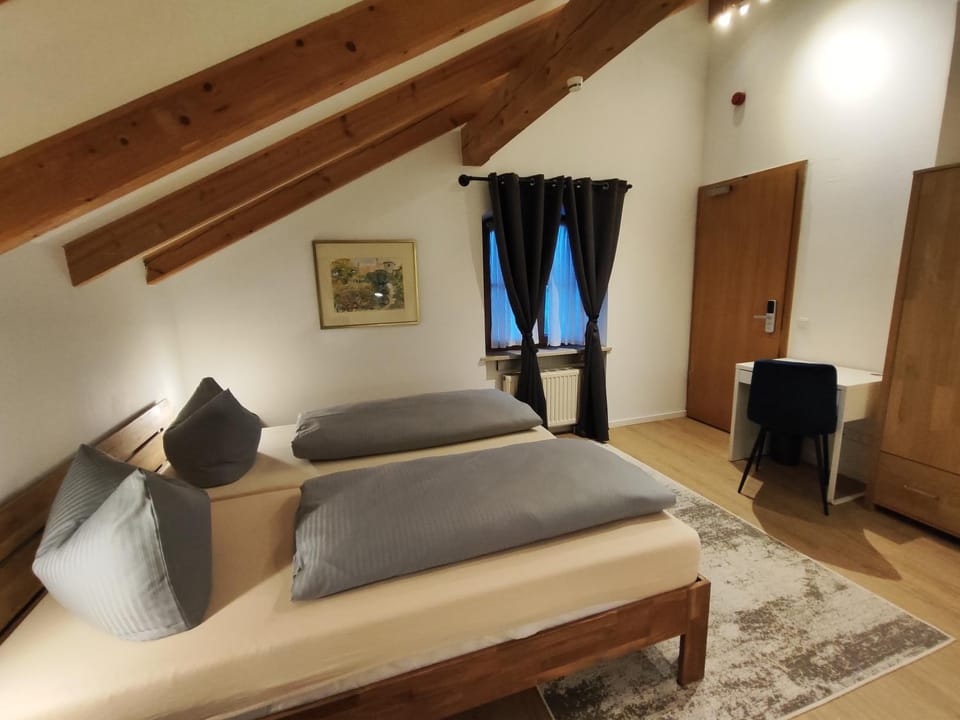 Bed, Photo of the whole room, Seating area