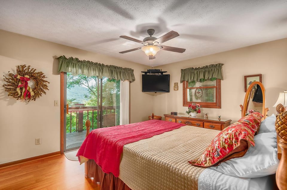 Photo of the whole room, Bedroom