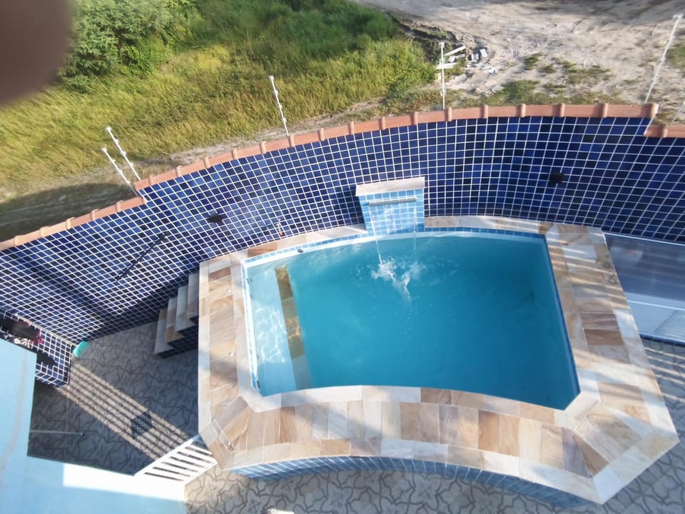 Casa com piscina , churrasqueira, Wi-Fi, em rua de Areia à 1km da praia, bairro sussegado, proíbido uso de som extremamente alto ideal para descansar House in Itanhaém