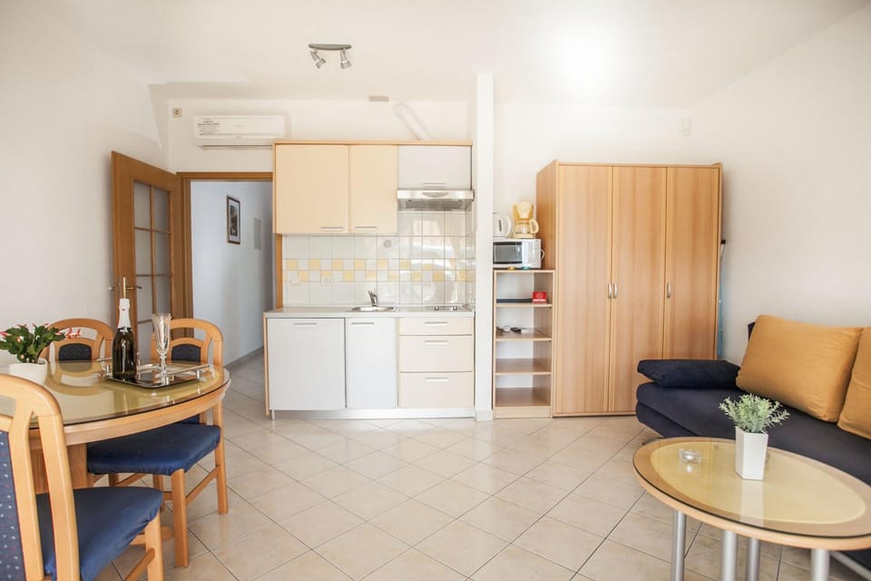 Kitchen or kitchenette, Living room, Seating area, Dining area