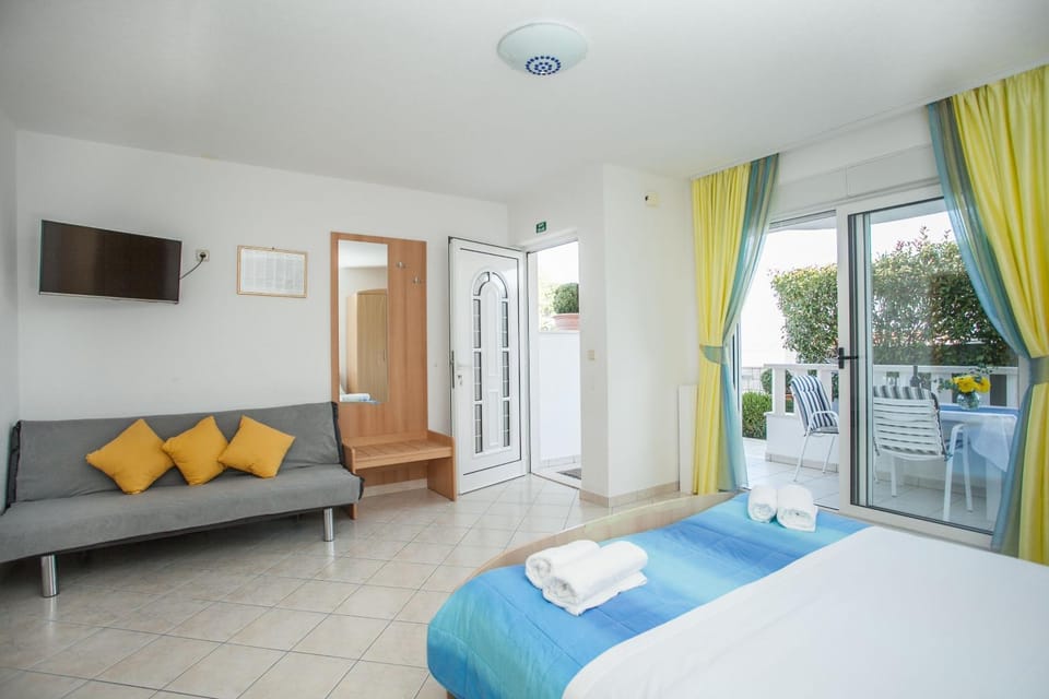 Bed, TV and multimedia, Photo of the whole room, Seating area