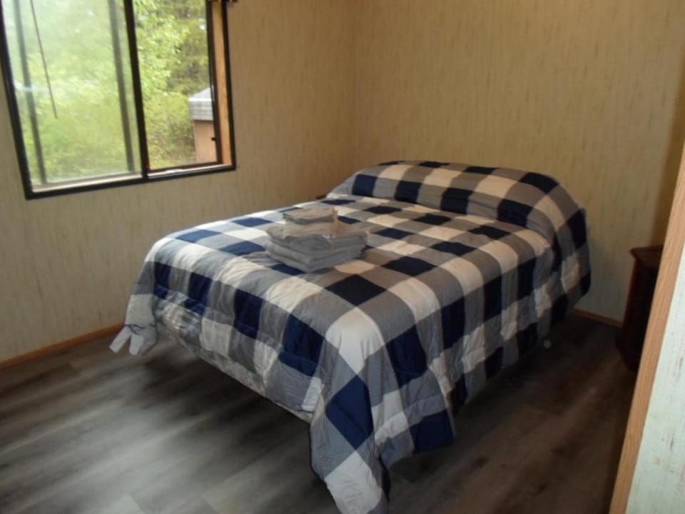 Full Moon Cabin Cabin in Castle Rock Lake