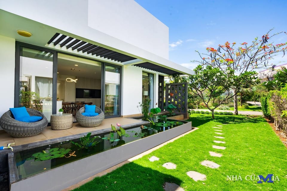Property building, Patio, Day, Garden, TV and multimedia, Garden view
