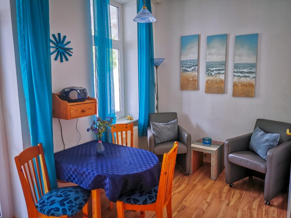 Seating area, Dining area