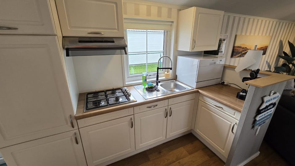 Coffee/tea facilities, Kitchen or kitchenette, Dining area, dishwasher, stove, toaster