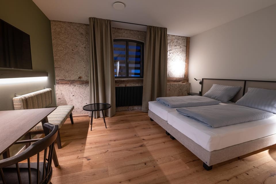Bed, Photo of the whole room, Seating area